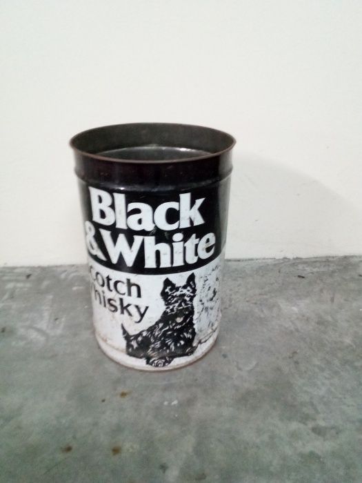 Black y white - raro balde chapa publicitario