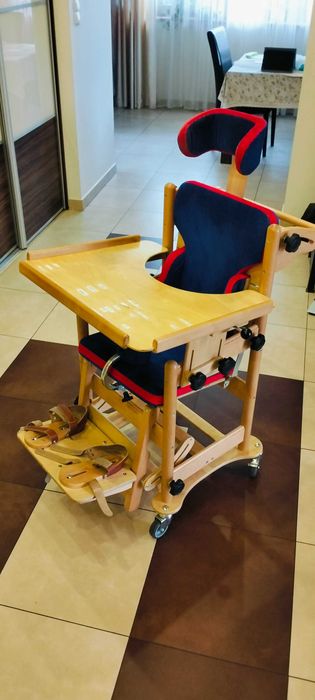 Fotelik rehabilitacyjny z blatem