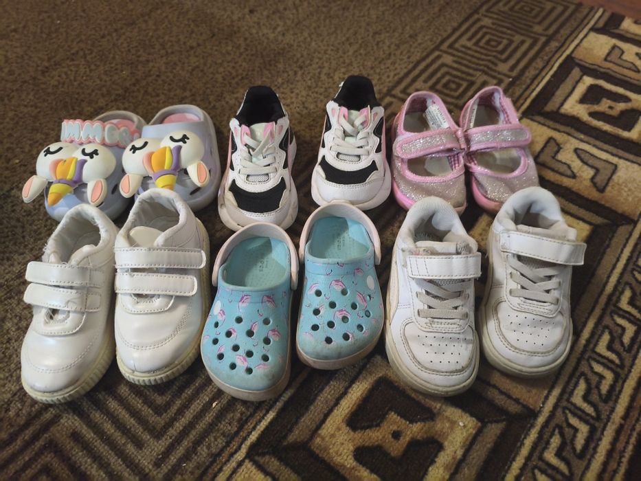 Кросівки, макасіни, шльопанці, тапочки