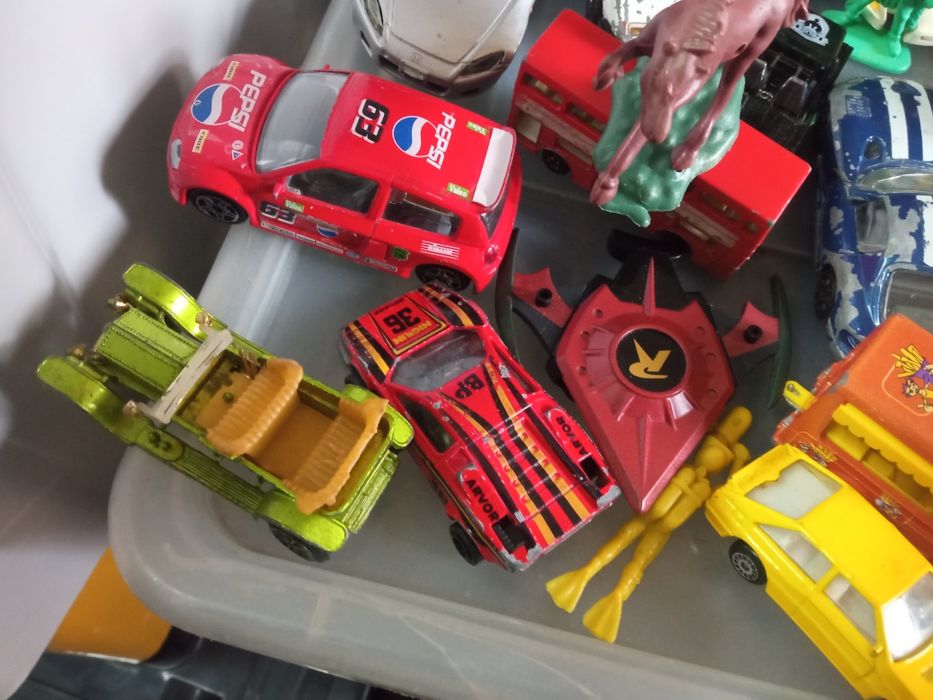 Carros carrinhos e carrões em metal.