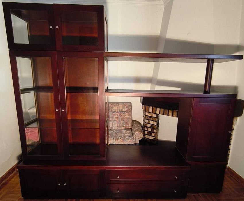 Móvel de sala modular em cerejeira c/ vitrines, prateleiras e gavetas