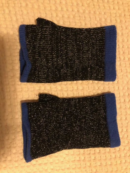 meias luvas em preto e dourado com barra azul muito práticas e quentes