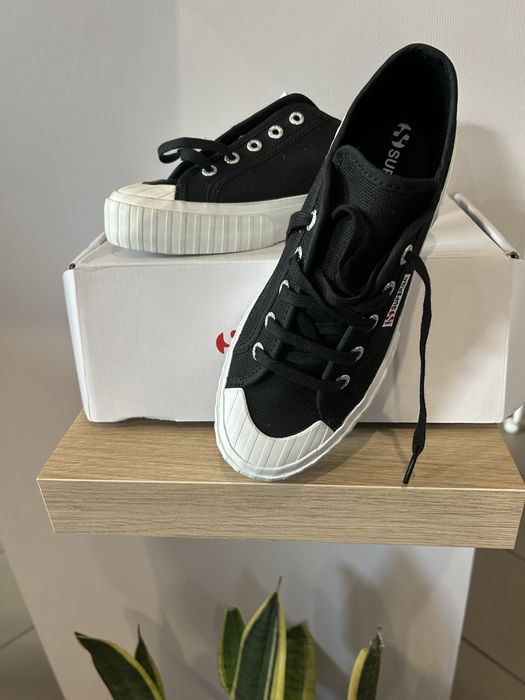 Czarno biale klasyczne trampki Superga 37