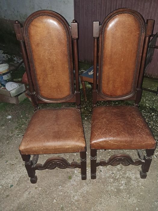 Mesa redonda em madeira com duas cadeiras