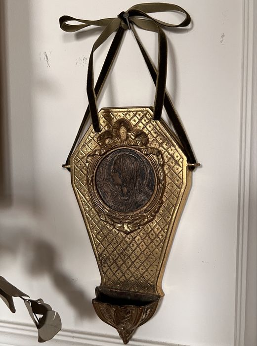 Aspersorium kropielnica brąz złocony vintage antyk Francja 1950 sygnowana sygnatura Maryja maryjka rzeźba made in France ramka rama zdjęcie