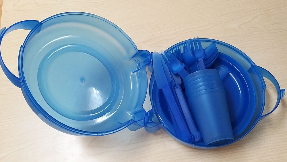 Pratos, copos  e talheres