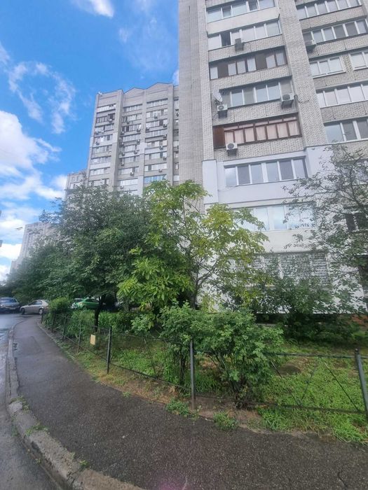 2.5% комісія продам 2 кім кв. вул. Драгоманова 31 в  метро Позняки