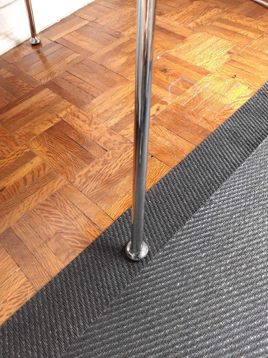 Cadeira cinza escuro com pés metálicos