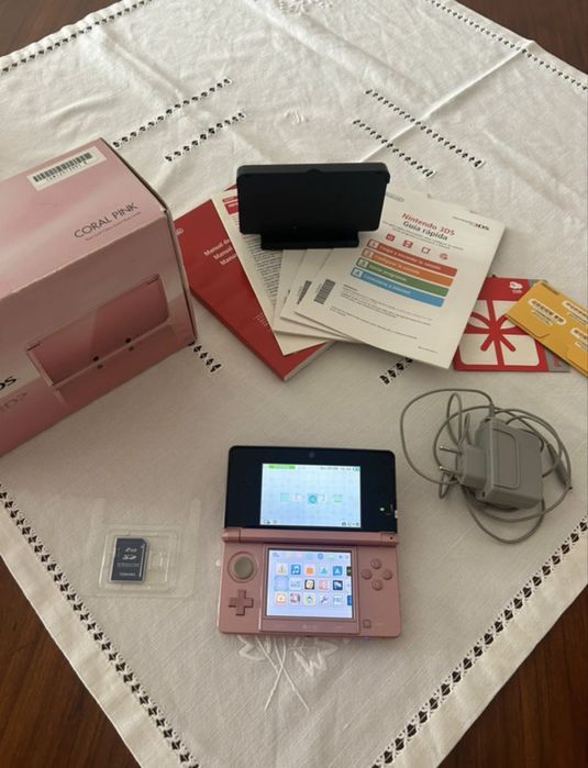 Consola Nintendo 3DS Coral Pink Desbloqueada (Full Box) + Cartão SD Extra com Desbloqueio