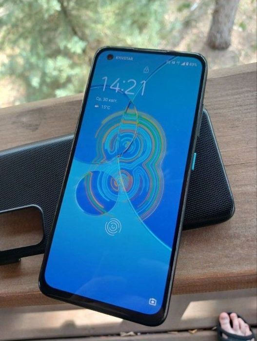 Продам Asus zenfone 8