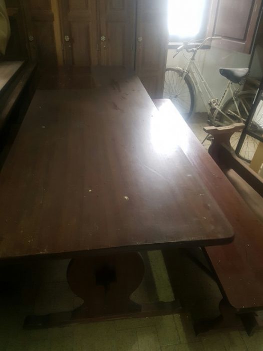 Mesa comprida e bancos em mogno