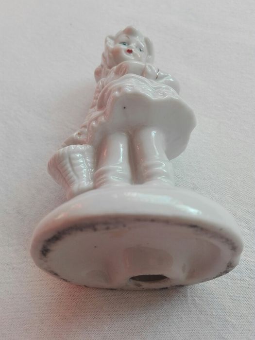 Stara śliczna figurka porcelanowa - dziewczynka