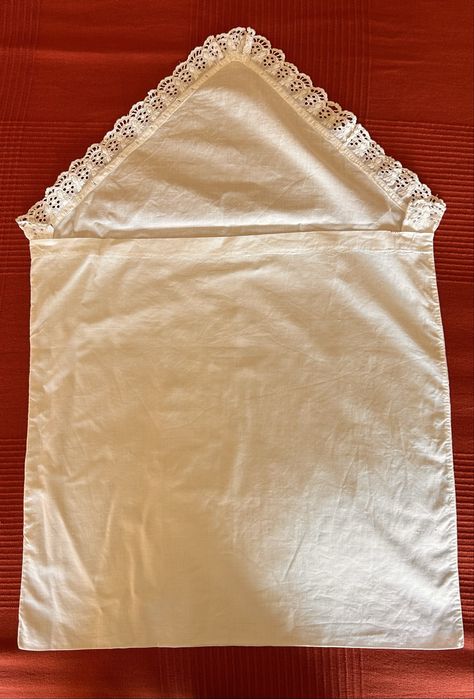 2 Bolsas em algodão e renda p guardar pijamas / roupa suja. Circa 1930