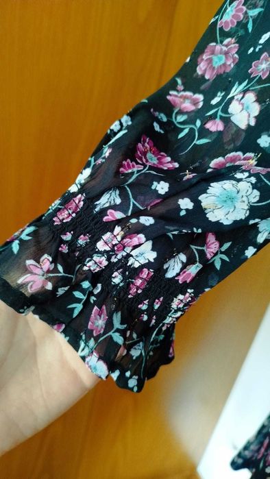 Vestido com flores rosas e verdes