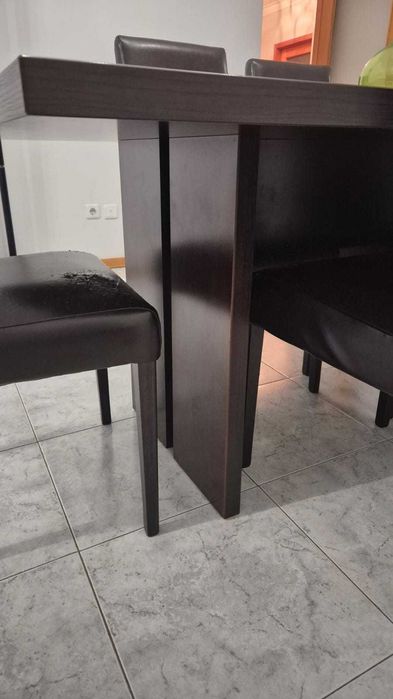 Conjunto de jantar com mesa, cadeiras, aparador e espelho