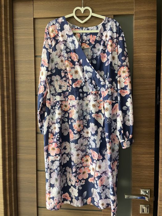 Сукня з V-образним вирізом