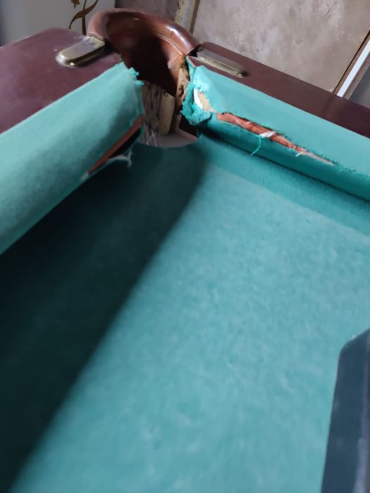 Більярдний стіл  з шарами та кіями