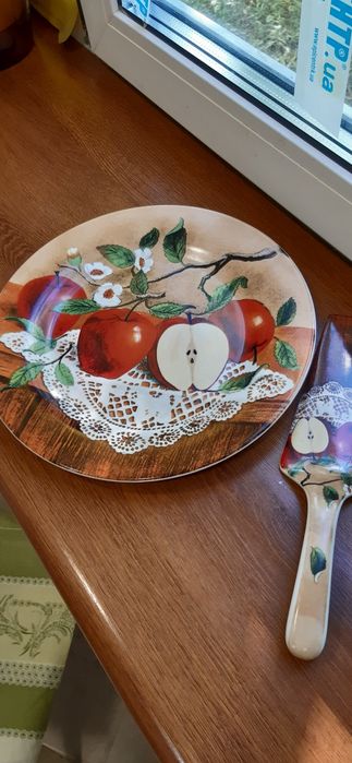 Продам тортовницу