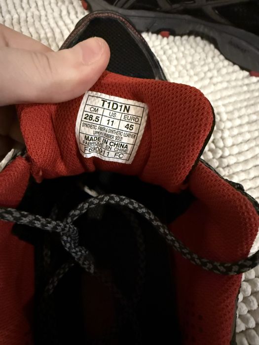 Кросівки asics.