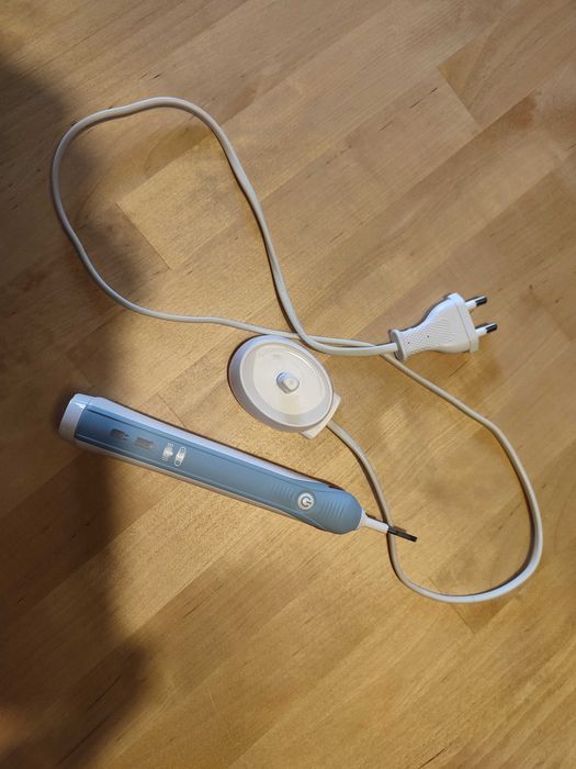 Escova dentes eléctrica Oral-B Pro 2000 com baixa retenção de carga