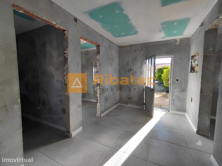 Moradia T2 remodelada com terreno na Fajarda