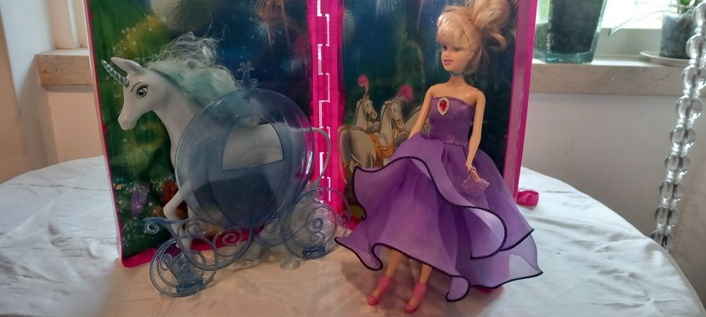 Livro da Disney, boneca e cavalo