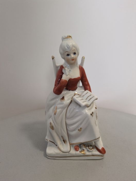 Figura de Porcelana – Senhora Clássica a Ler