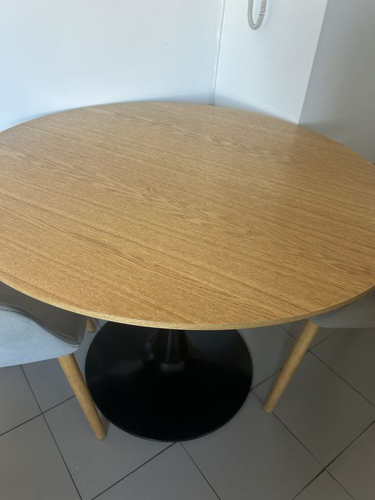 Mesa madeira + 2 cadeiras tecido cinza