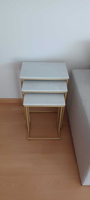 Mesas de apoio, mármore maciço, com estrutura de pés dourados