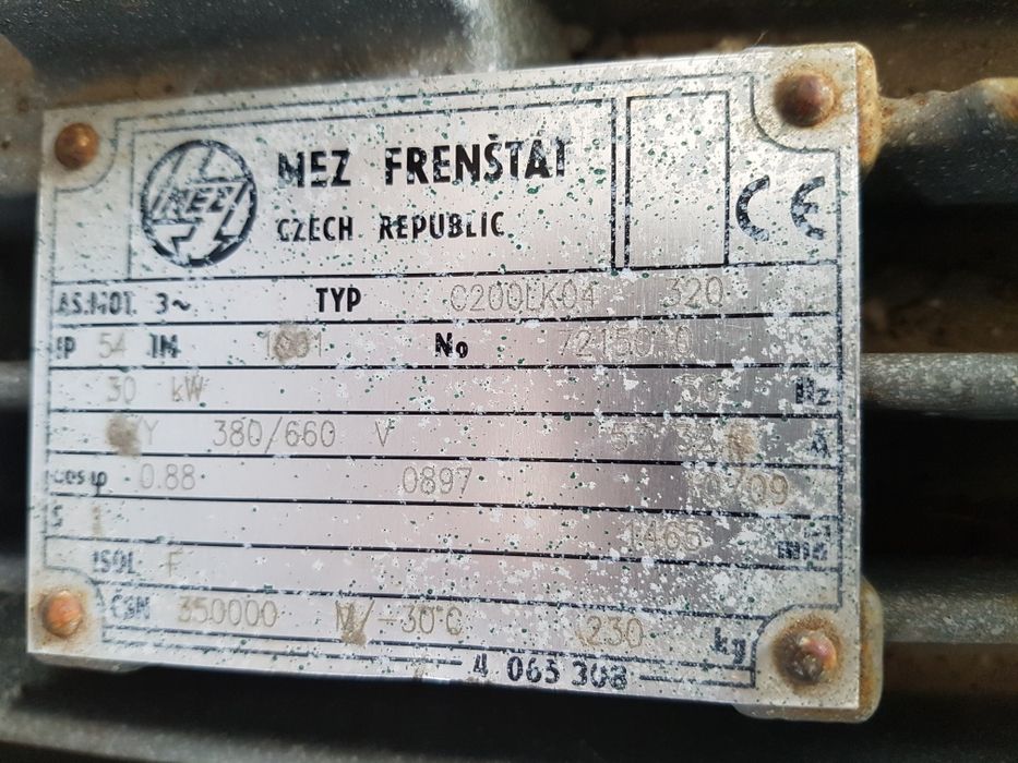 Motor trifásico com bomba