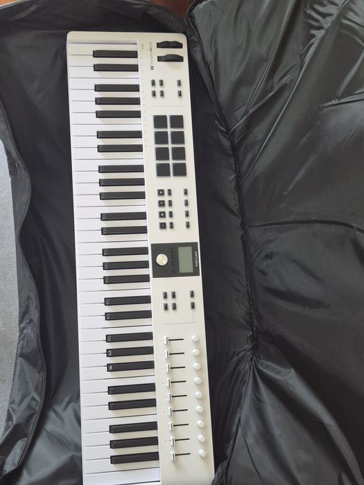 Arturia essential mk3 61 keys white