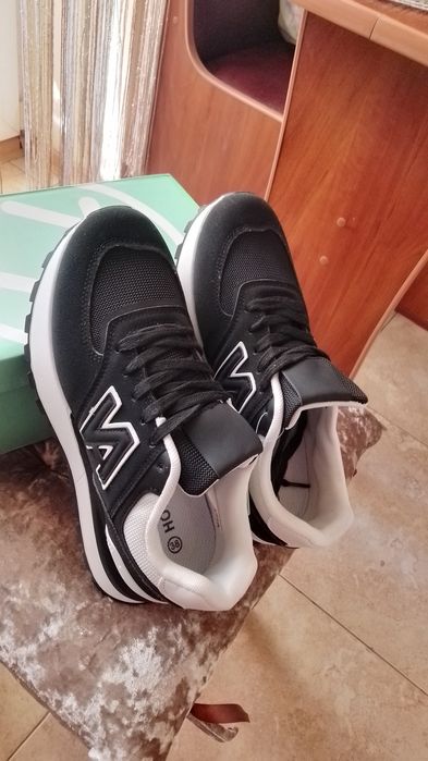 Жіночі кросівки.Нові