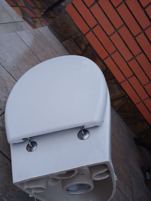 Подвесной унитаз.