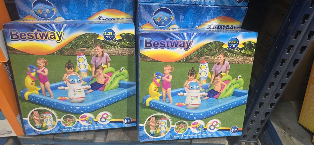 Várias piscinas de criança e brinquedos