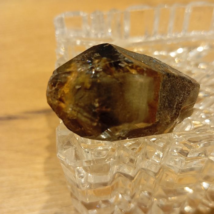 Cyrkon, minerał, kryształ.