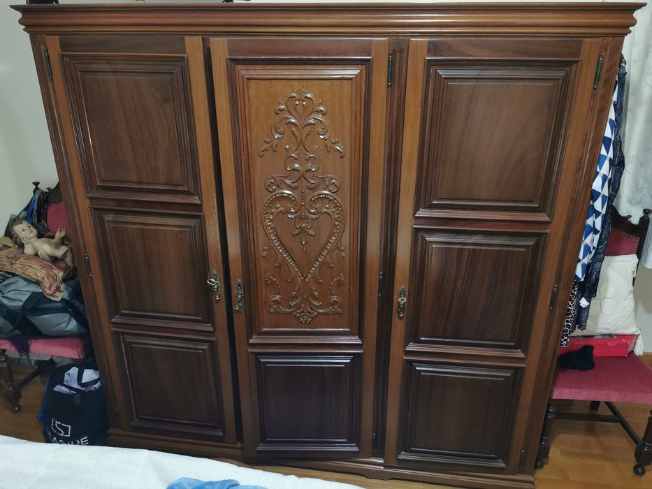 Mobília de quarto completa. Madeira maciça