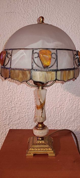 Lampka na onyksowej podstawce