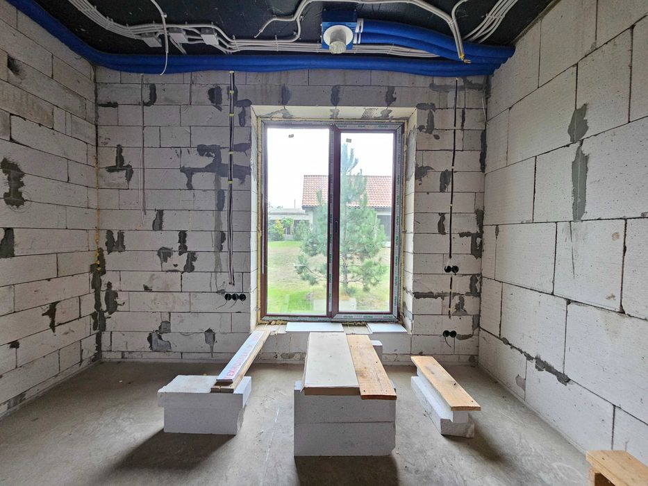 Продаётся новый просторный дом недалеко от воды, в районе Карачунов