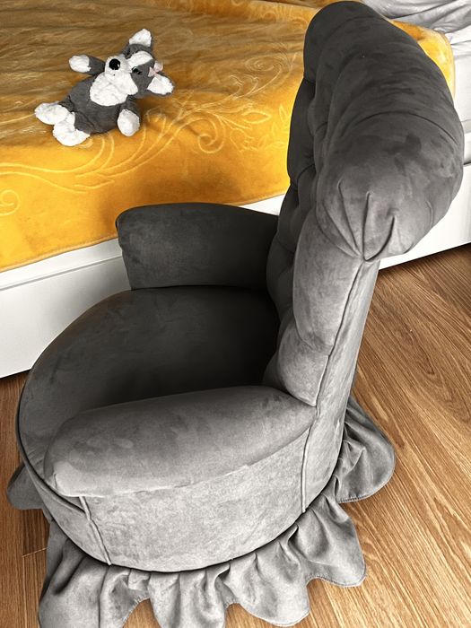 Cadeirão cinzento em veludo – elegante e confortável