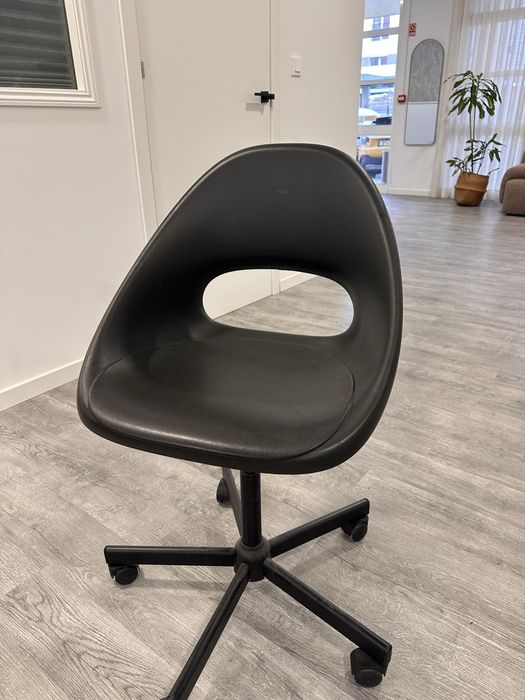 Cadeira preta giratoria IKEA