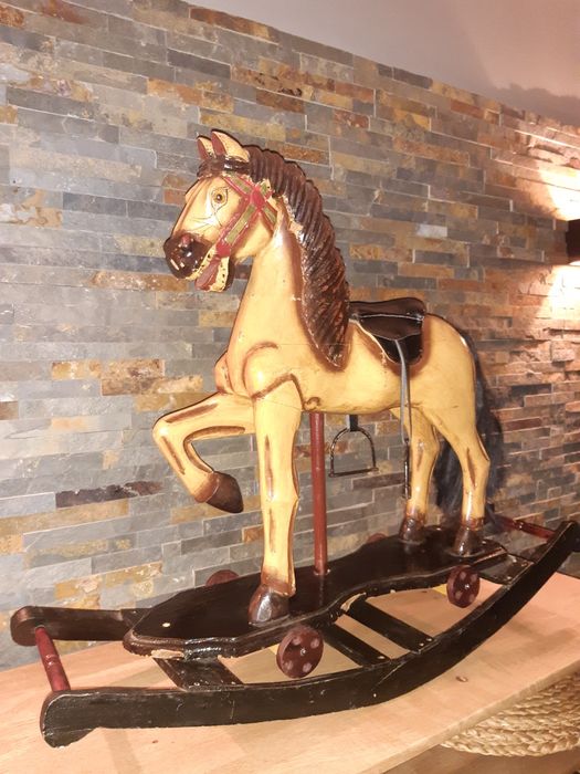 Stary drewniany koń na biegunach.