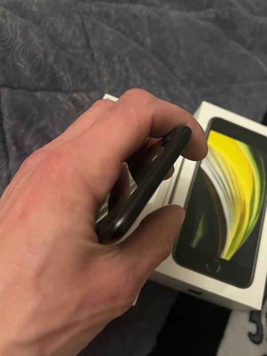 Продам IPhone SE 2