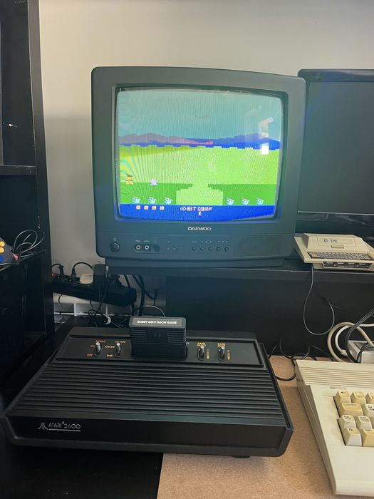 Konsola Atari 2600  + Uno Cart  wygląda jak nowa.