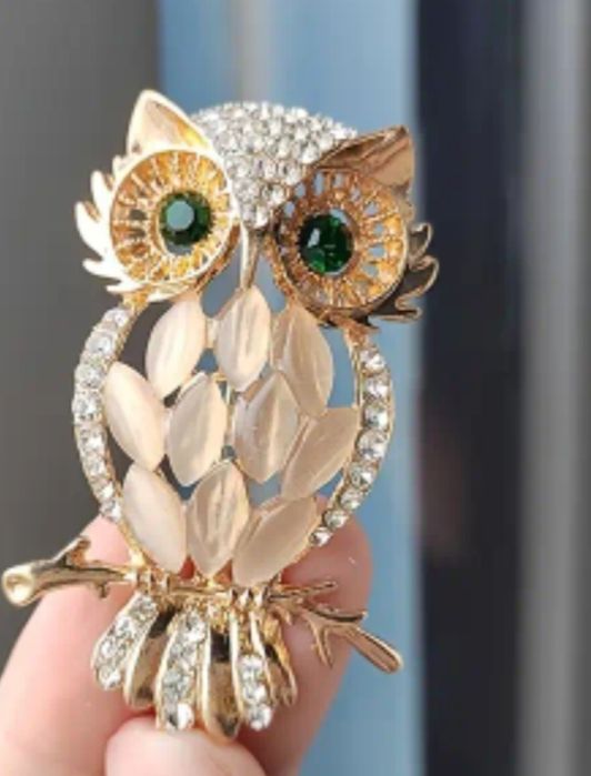 Broszka sowa złota z zielonymi oczami