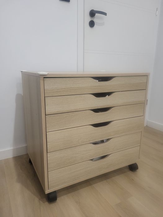 Komoda IKEA Alex – biała bejca/imitacja dębu, 67×66 cm, na kółkach