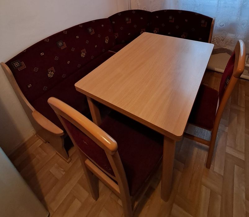 Narożnik kuchenny ze stołem i krzesłami
