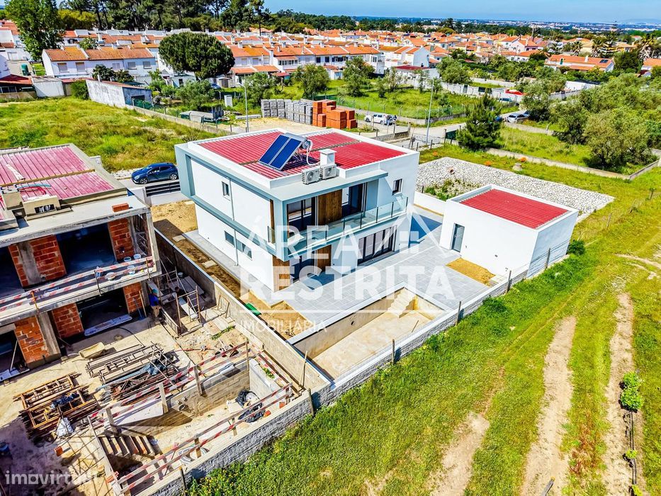Moradia T4 Isolada com Piscina, Suite e Garagem  em Azeitão