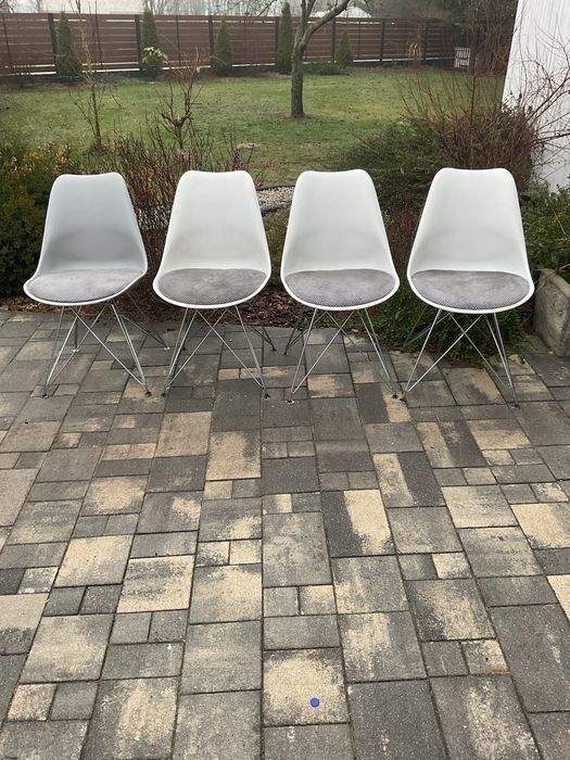 Krzesla kuchenne plastikowe z metalowymi nóżkami