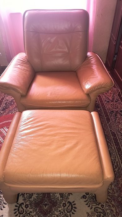 Крісло шкіряне з пуфом