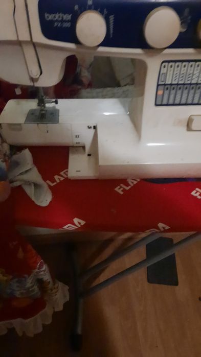 Uma máquina de costura e uma fritadeira